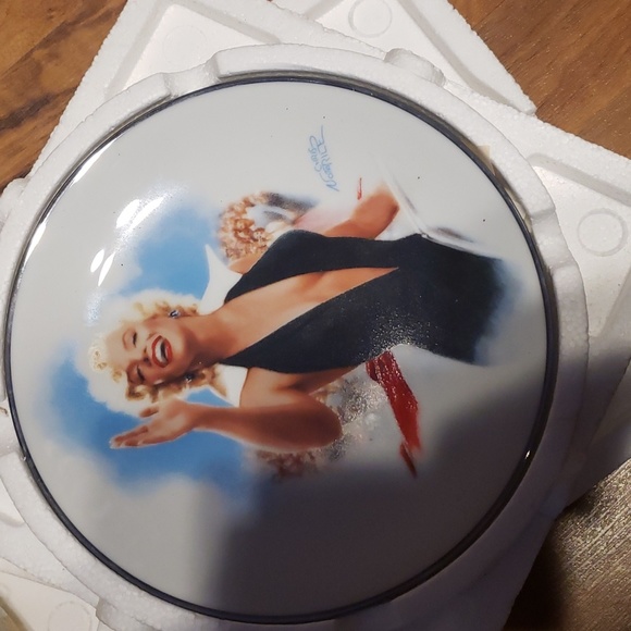 Marilyn Monroe Plates Rising Star and Stopping Traffic-Orig Box Cert of Auth - Picture 2 of 7